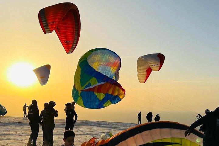 Atardecer Parapente sobre el desierto de Agafay desde Marrakech
