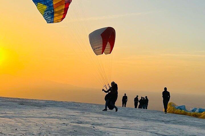 Zonsondergangparagliding over Agafay-woestijn vanuit Marrakech