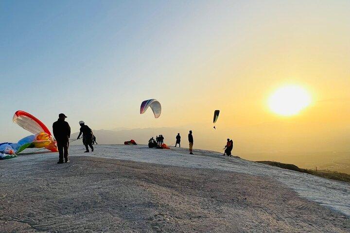 Zonsondergangparagliding over Agafay-woestijn vanuit Marrakech