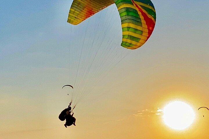 Zonsondergangparagliding over Agafay-woestijn vanuit Marrakech