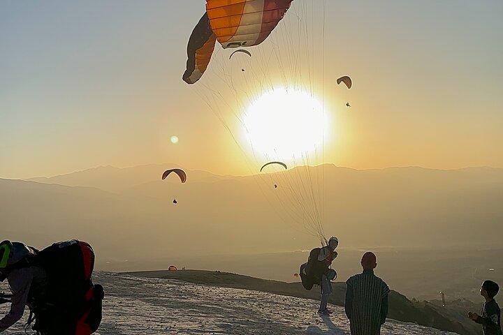 Zonsondergangparagliding over Agafay-woestijn vanuit Marrakech