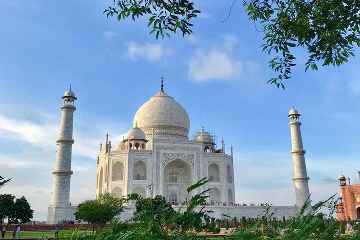 Tour di 2 giorni al Taj Mahal, Agra da Ahmedabad con voli commerciali su entrambi i lati