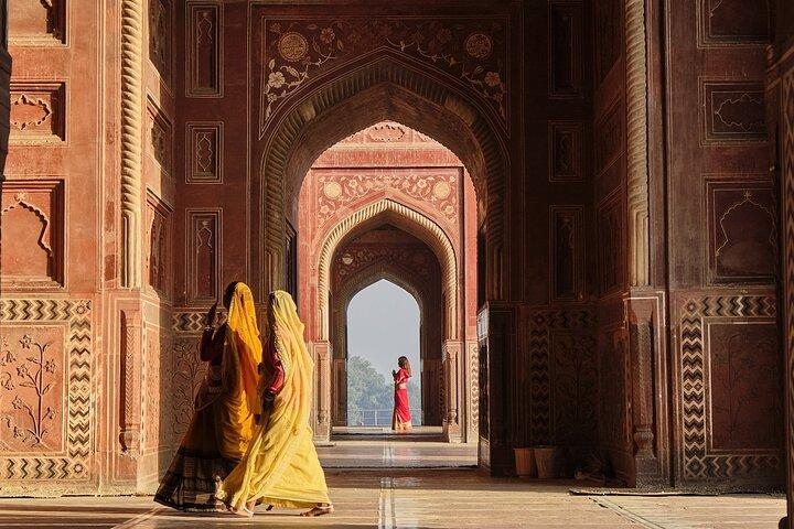 Tour di 2 giorni al Taj Mahal, Agra da Ahmedabad con voli commerciali su entrambi i lati