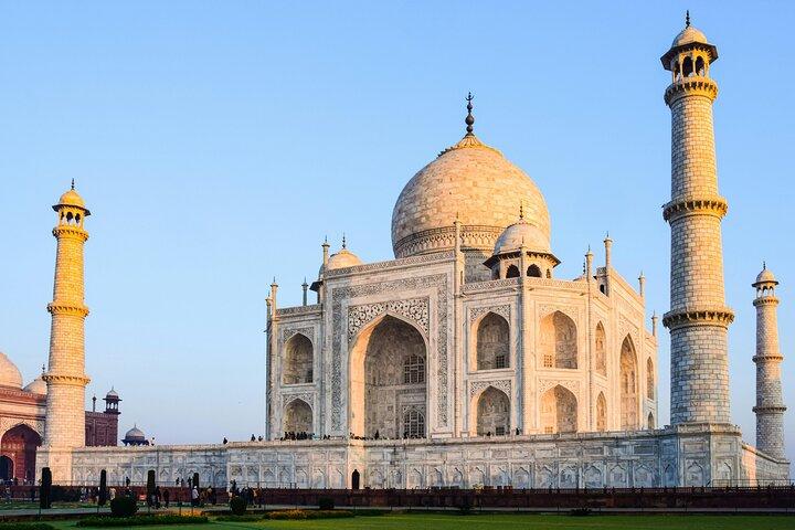 2-Day Tour to The Taj Mahal, Agra from Kolkata with Both Side Commercial Flight