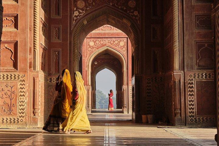Hel dags Agra City Tour besök Taj Mahal vid Sunrise och Agra Fort