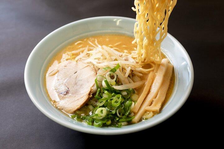 札幌 : 夜ラーメンが名物の横丁を這う