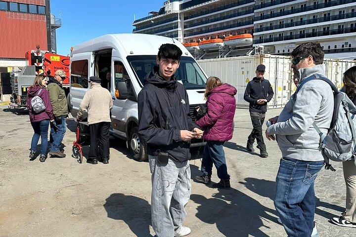 ヌウク空港からヌウクシティセンター＆ホテルへのプライベート送迎