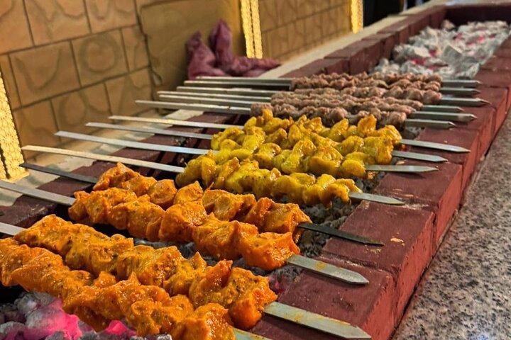 Safari por el desierto de Dubai Red Dunes con recogida en 4×4, cena y espectáculos de barbacoa