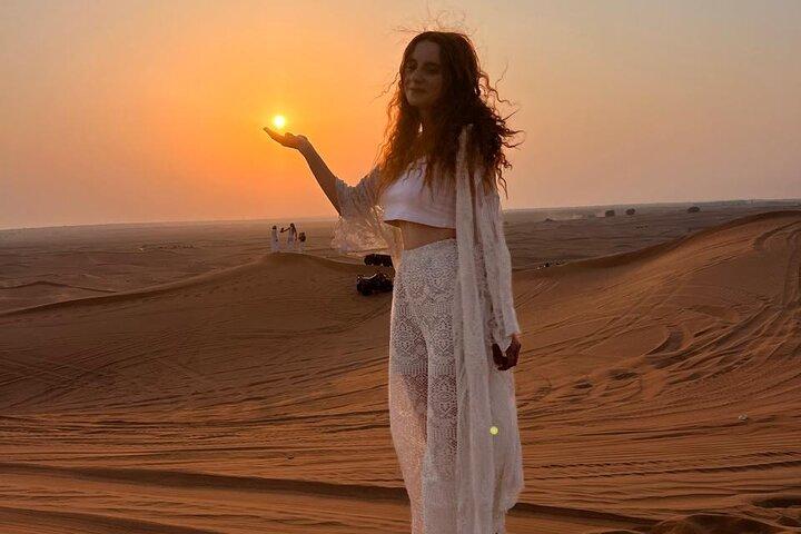 Safari por el desierto de Dubai Red Dunes con recogida en 4×4, cena y espectáculos de barbacoa