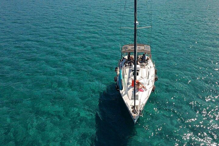 5 horas desde Kassandra: navegación en yate por las calas e islas de W Sithonia