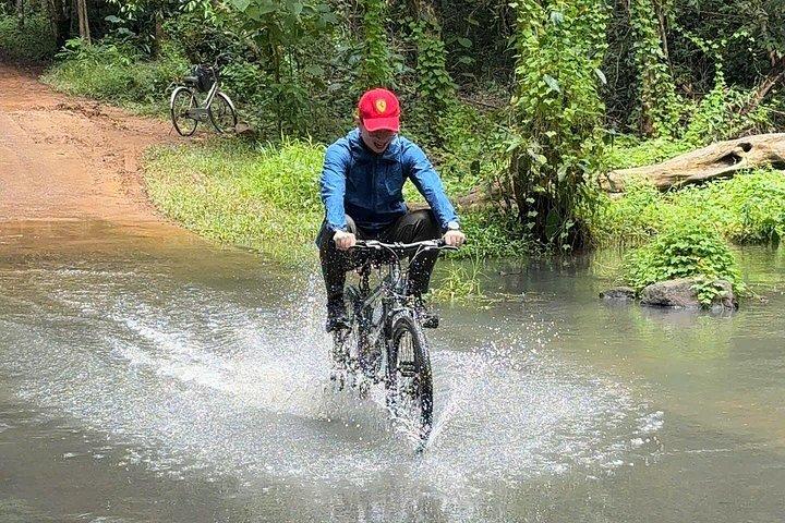 トレッキングとサイクリングで行くキャットティエン国立公園日帰りツアー