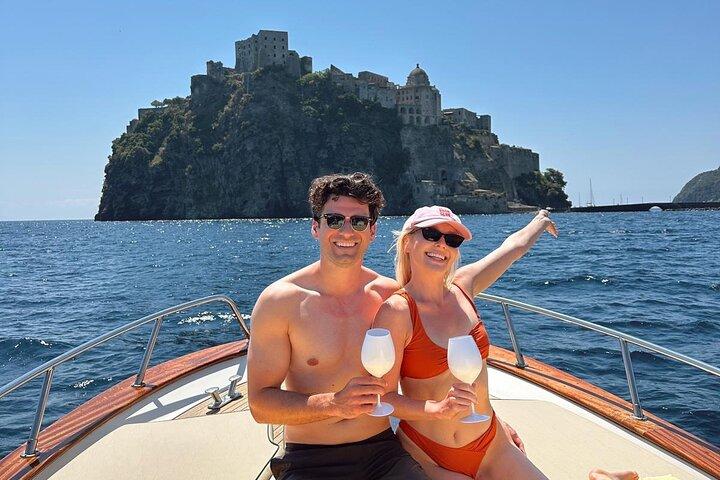Excursion privée en bateau à Ischia – Eaux cristallines, grottes et détente