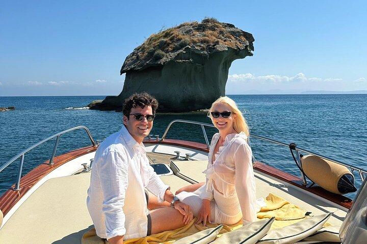 Excursion privée en bateau à Ischia – Eaux cristallines, grottes et détente