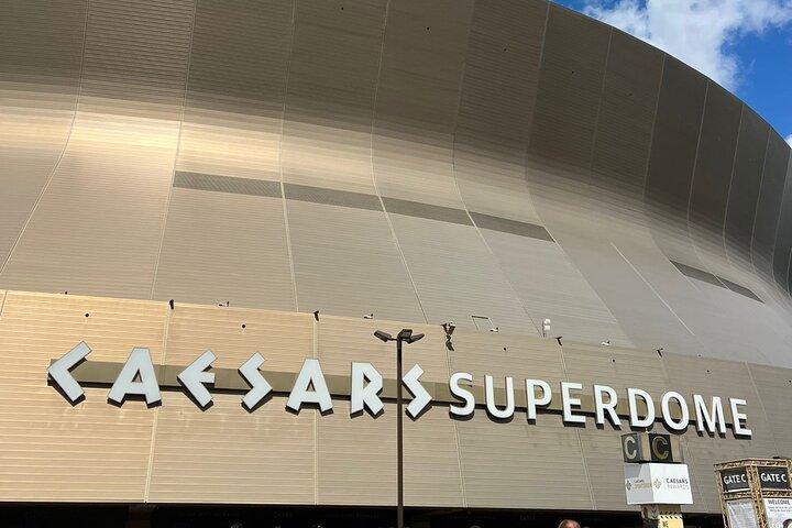 Fotbollsmatch i New Orleans Saints på Caesars Superdome