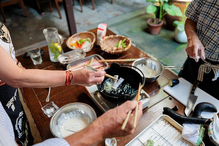 高山旧市街で地元家族と一緒に和食料理教室