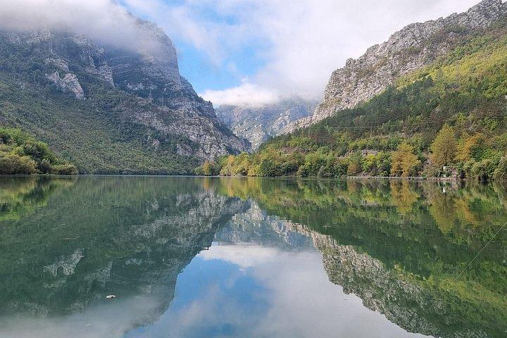 ネレトヴァカヤックツアー穏やかな海と素晴らしい山の景色