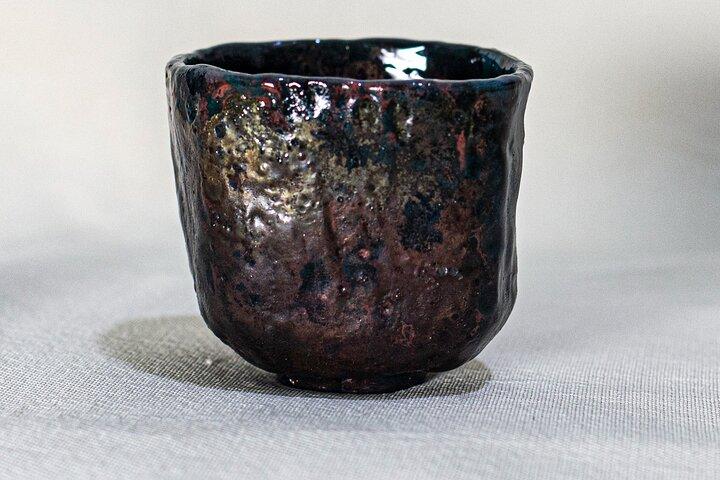 Japonês Pottery Kurinuki Workshop no Gilgamesh Art Cafe em Amã