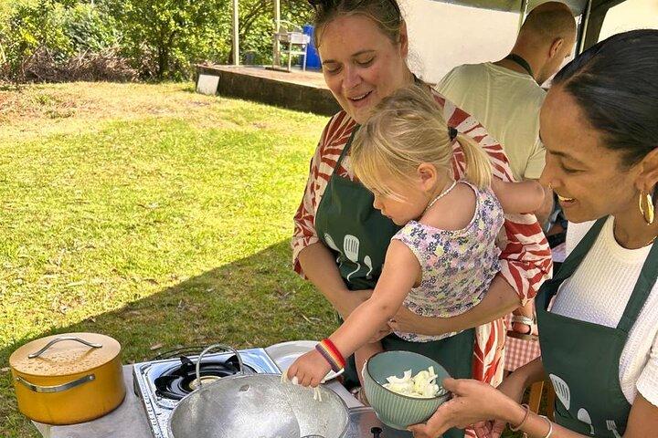 Classe de culinária tradicional ao ar livre em Maurício