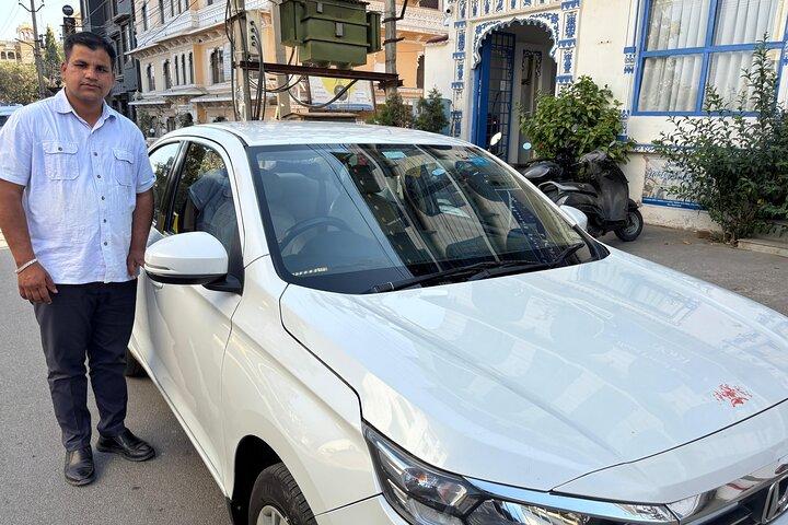 Udaipur Hotel zum Flughafen Einweg-Privattransfer im AC-Fahrzeug