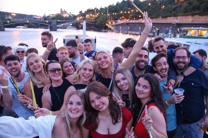 Prag: Bådfest + Epic Nightclub efter fest