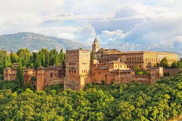 Alhambra Experience – Explore Nasrid Palaces & Generalife Gardens