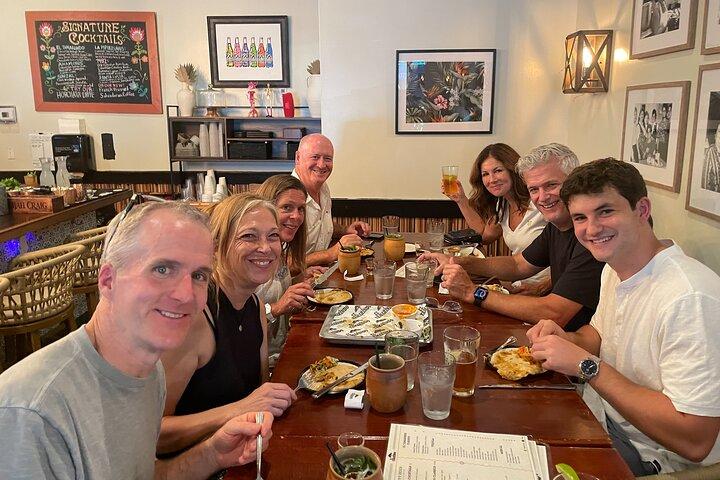 Lokale Nachbarschaft Washington DC Food Tour mit DrinkEatWalk Tours