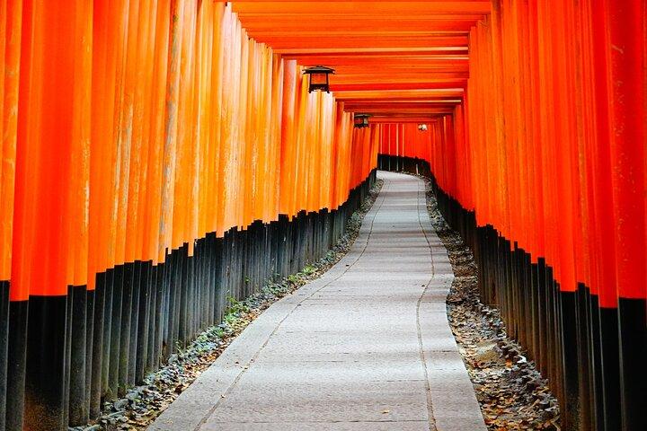 Verborgene Geheimnisse von Fushimi Inari: Bambuspfade und Sake Village