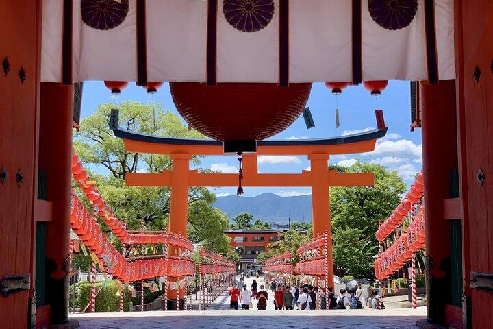 Verborgene Geheimnisse von Fushimi Inari: Bambuspfade und Sake Village