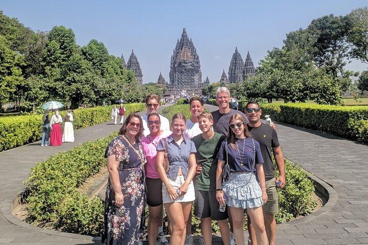 Excursión privada de un día a los templos de Borobudur y Prambanan