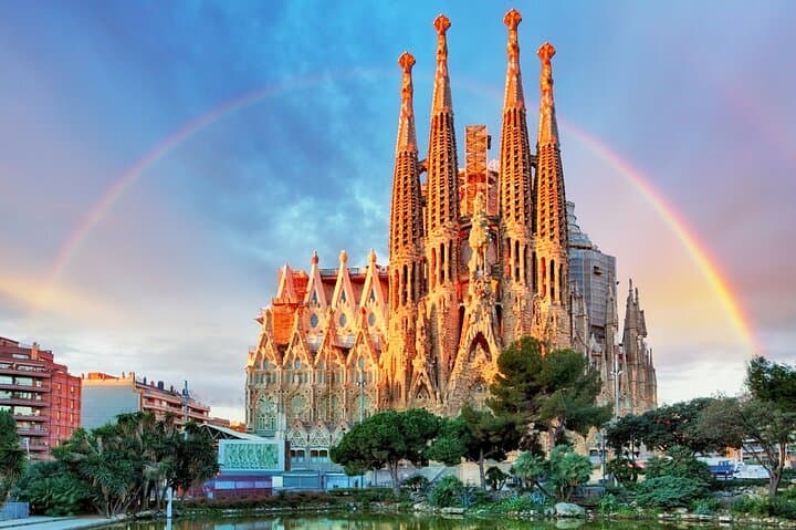 Private Tour of Barcelona from 4 to 8 hours for 8 passengers