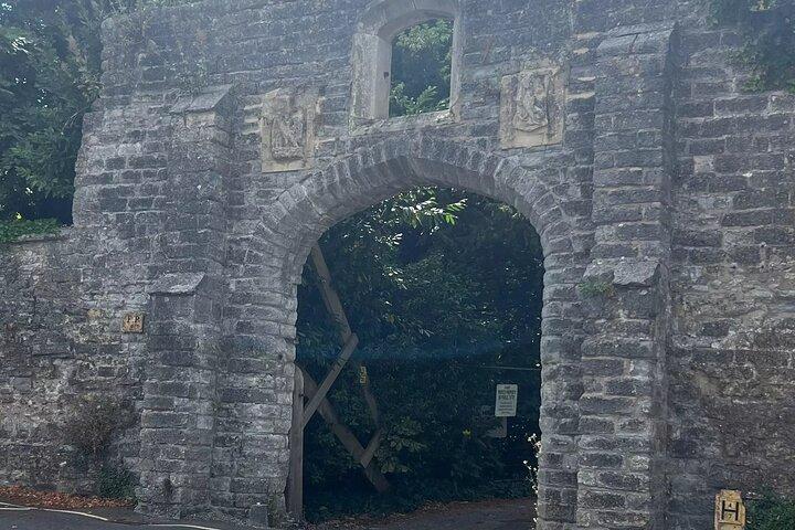 Martyrs and Phantoms : A Self-Guided Glastonbury Ghost Audio Tour （殉教者と幽霊：グラストンベリー・ゴースト・オーディオ・ツアー）