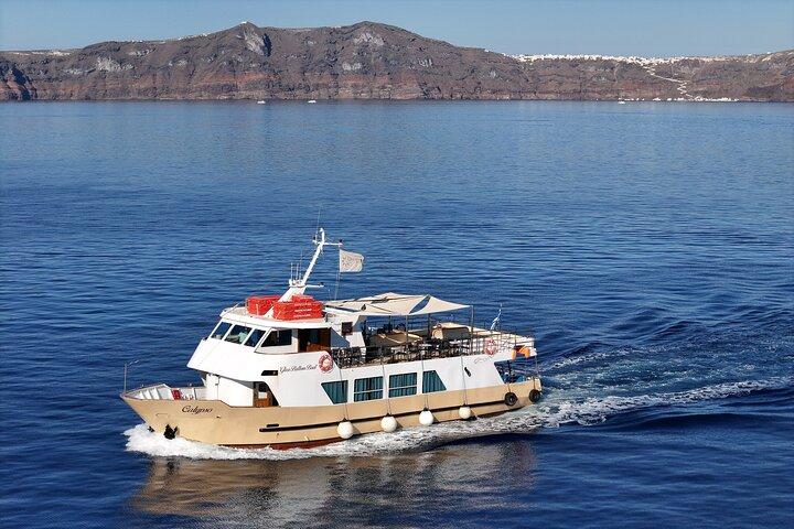 Tour Santorini de Caldera con barco de fondo de vidrio