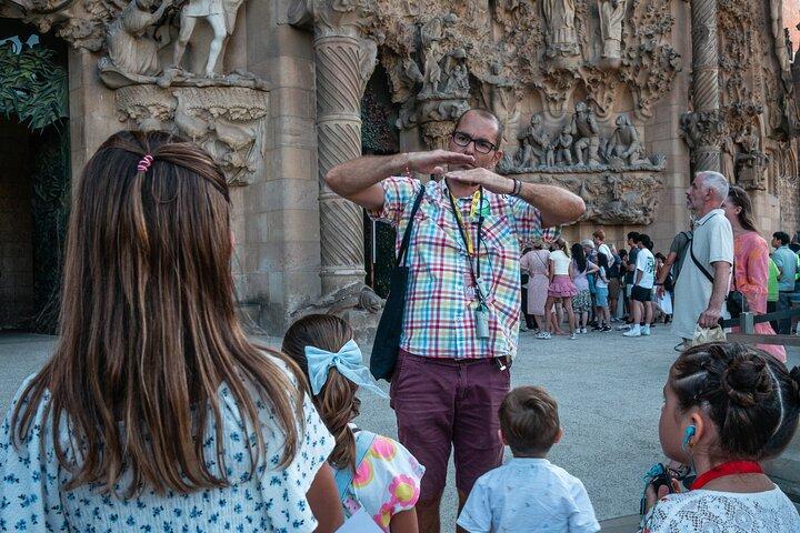 Excursión en grupo pequeño a la Sagrada Familia de Barcelona para niños y familias