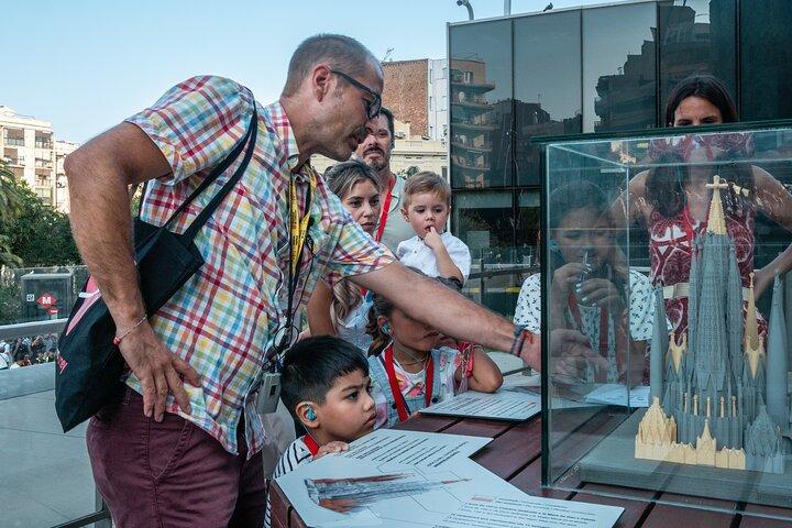 Excursión en grupo pequeño a la Sagrada Familia de Barcelona para niños y familias