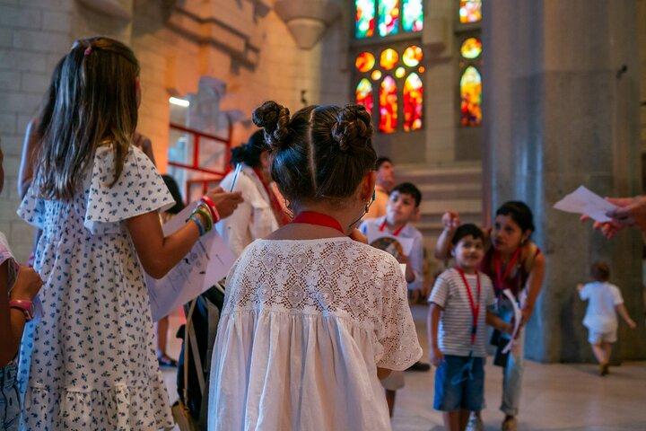 Excursión en grupo pequeño a la Sagrada Familia de Barcelona para niños y familias