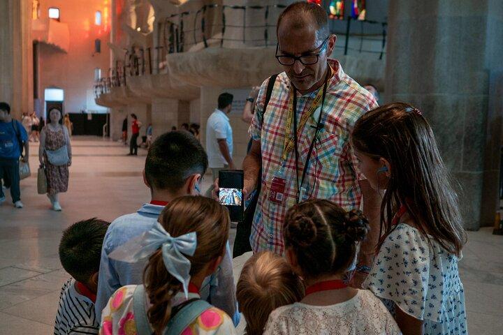 Excursión en grupo pequeño a la Sagrada Familia de Barcelona para niños y familias