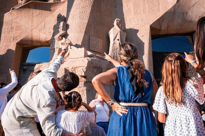 Excursión en grupo pequeño a la Sagrada Familia de Barcelona para niños y familias