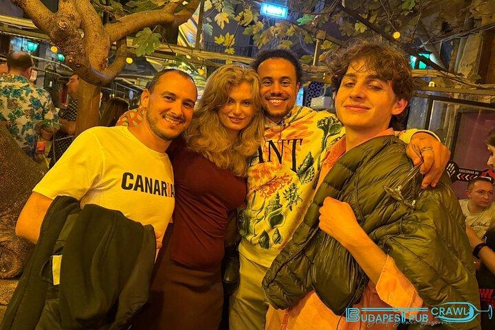 Budapest Pub Crawl & Ruin Bar Tour – Tiros gratis y entrada VIP