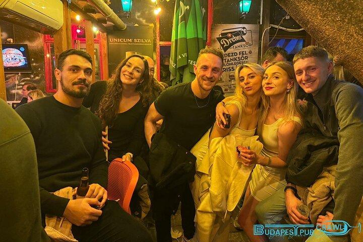 Budapest Pub Crawl & Ruin Bar Tour – Tiros gratis y entrada VIP