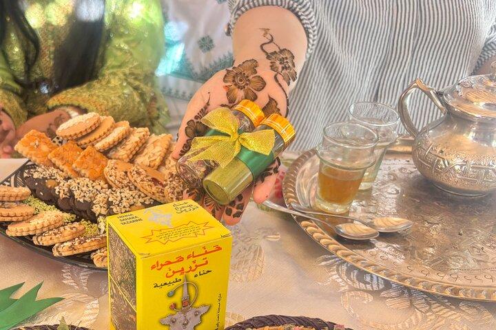 Henna and Moroccan Caftan Experience with Tea and Souvenir
