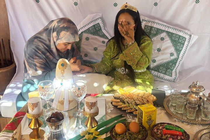 Henna and Moroccan Caftan Experience with Tea and Souvenir