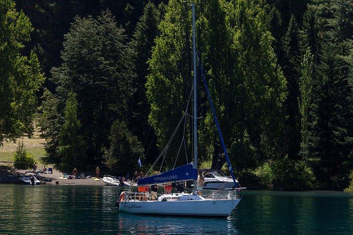 バリローチェのナウエル ウアピ湖でのセーリング旅行