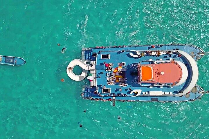 カンクンダンサークルーズ（イスラ・ムヘーレス島）シュノーケリングとランチ付き