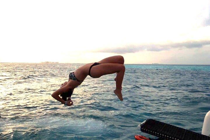 カンクンダンサークルーズ（イスラ・ムヘーレス島）シュノーケリングとランチ付き
