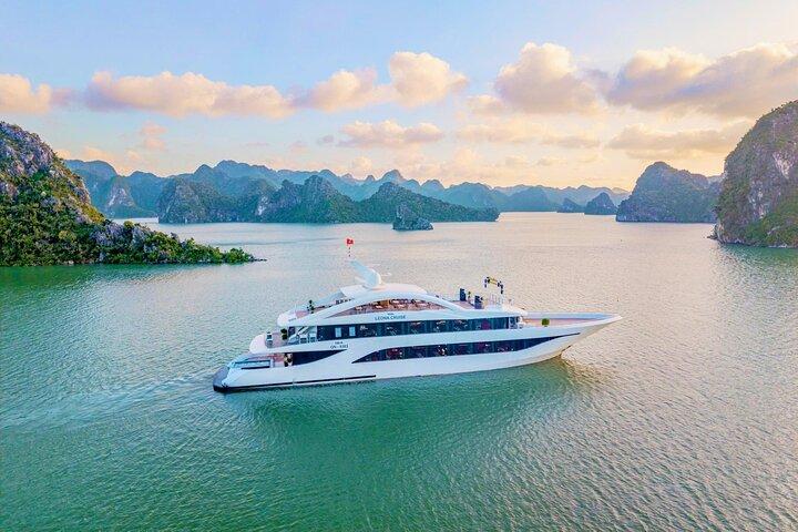Vanuit Hanoi : Luxe Leona 5 - Dagcruise met sterren naar de Majestueuze Halongbaai