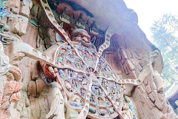 大祖岩彫刻へのプライベートチャーターツアー（重慶発）