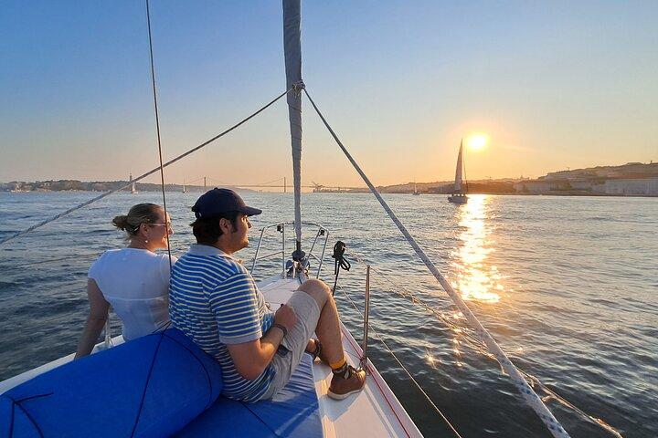Lisbonne: Tour en voilier au coucher du soleil sur le Tage + boisson de bienvenue