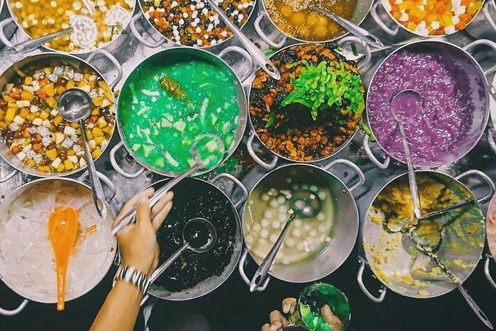 地元の料理エキスパートによる本格的なフエストリートフードツアー