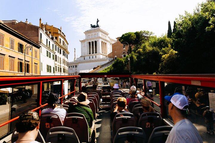 Panorama-Glasaufzugsticket und 24h Hop On Hop Off Bustour