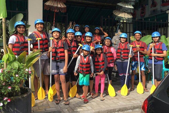 Rafting y tirolina en el río Telaga Waja (BCR) (Traslado privado)